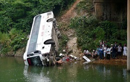 Trục vớt xe khách lao xuống suối ở Yên Bái